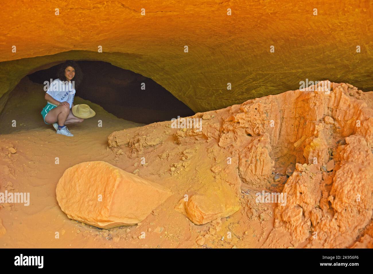 Frau in den Ockerminen von Bruoux, Gargas, Frankreich, Provence, Vaucluse, Naturpark von Luberon Stockfoto