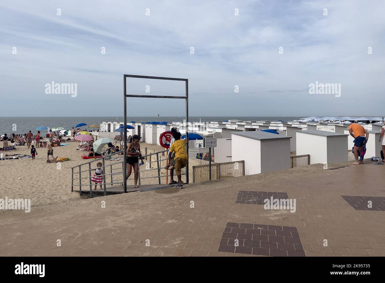 Weiße Strandhütten am Strand in der kleinen belgischen Stadt Knokke Stockfoto