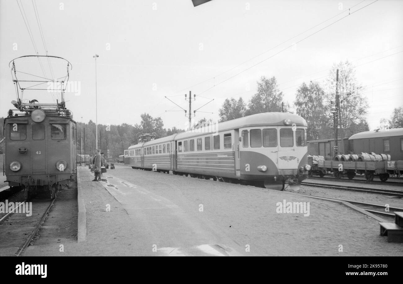 Nordmark - Klarälvens Eisenbahnen, der Autozug 'Uddeholmaren', NKLJ Y0AP 12, 22, 14.Nklj Elllok 43. Stockfoto