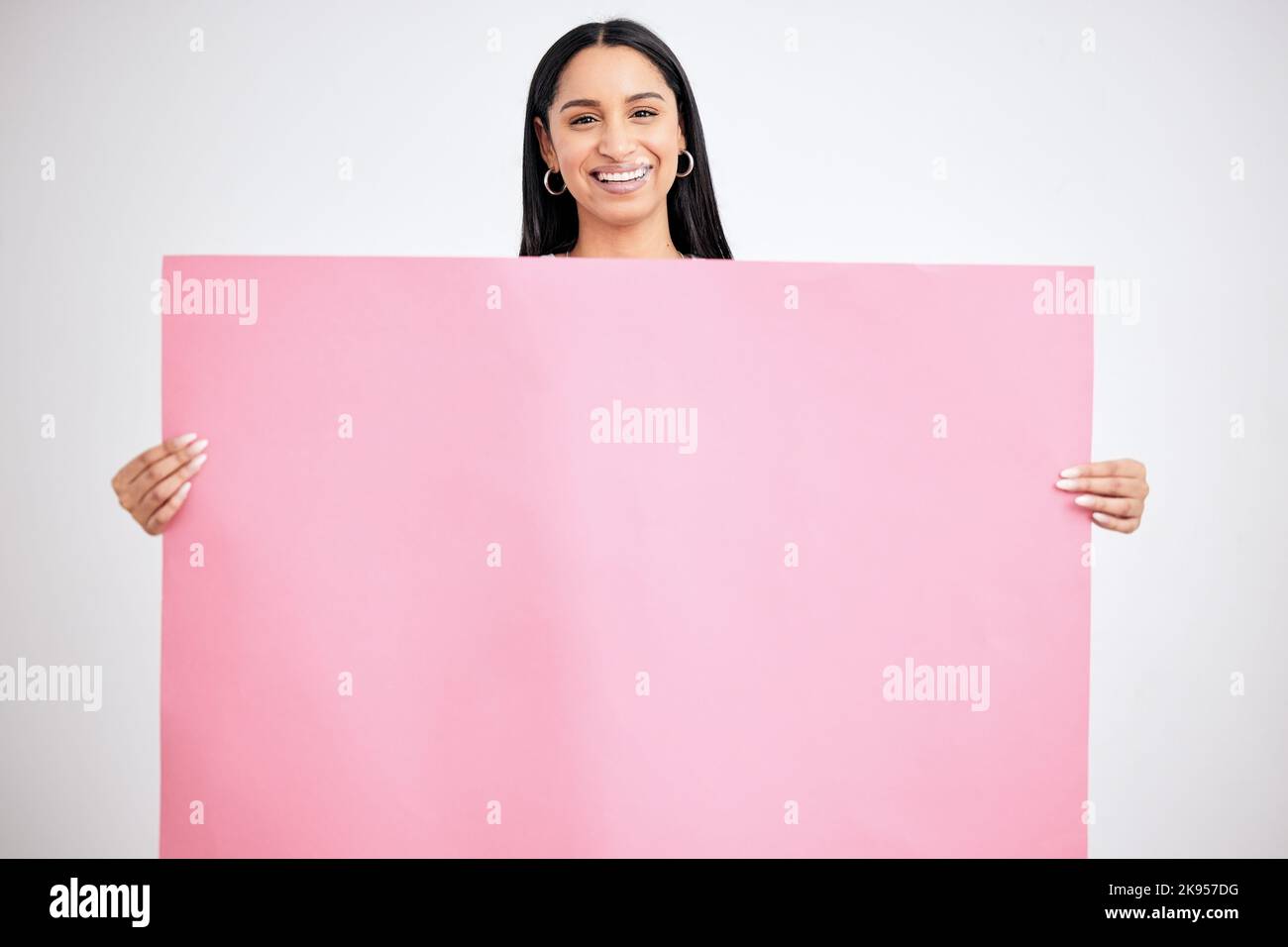 Frau, leeres Banner und leeres Poster in Pink für Werbemockup und Marketing-Zeichen für Logo Promotion Deal und Produktplatzierung. Mädchen glücklich mit Stockfoto