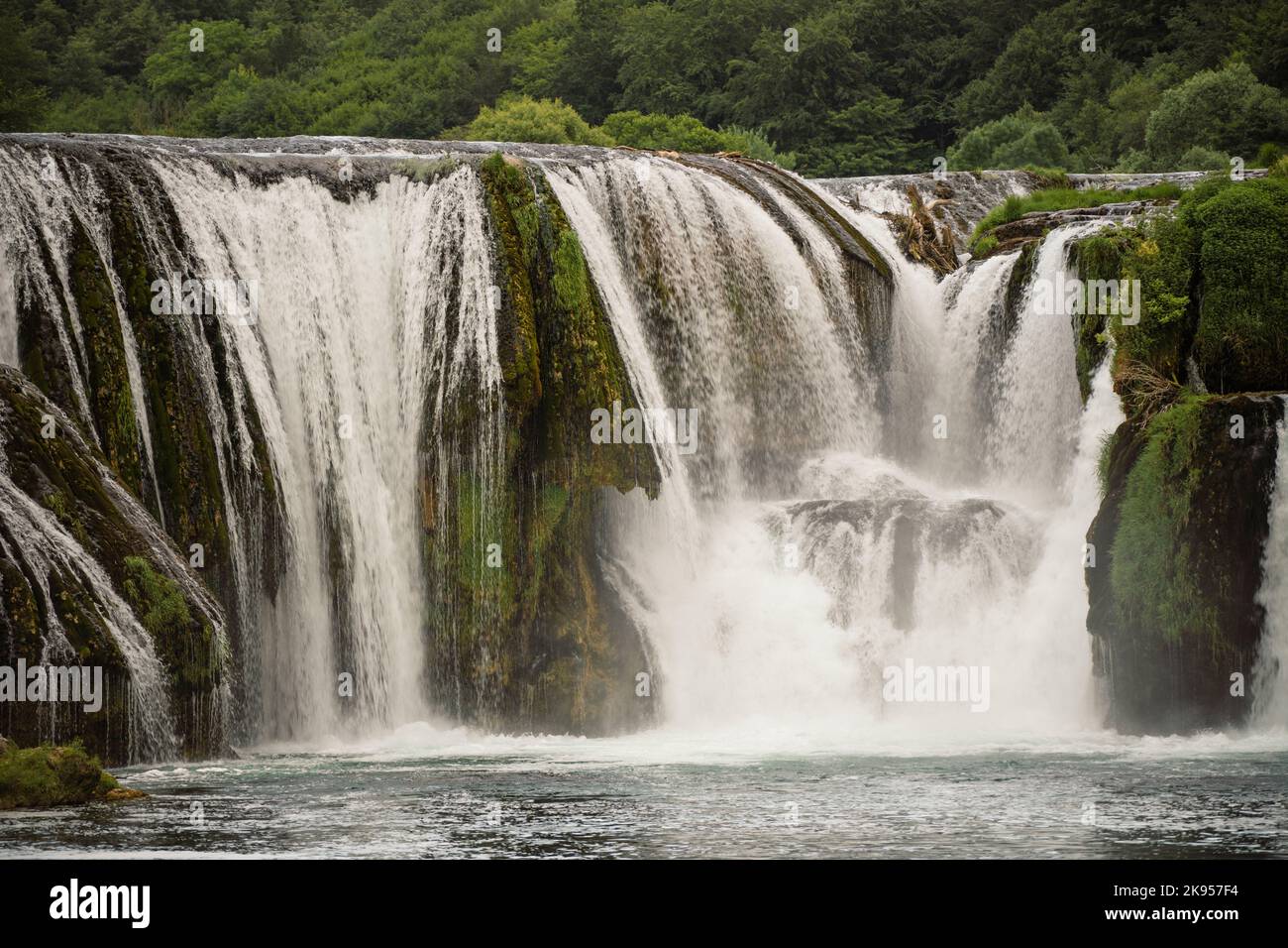 Una Schlucht mit Wasserfällen Kaskade Strbacki buk im Nationalpark Una in der Nähe von Kulen Vakuf, Bosnien und Herzegowina. Stockfoto