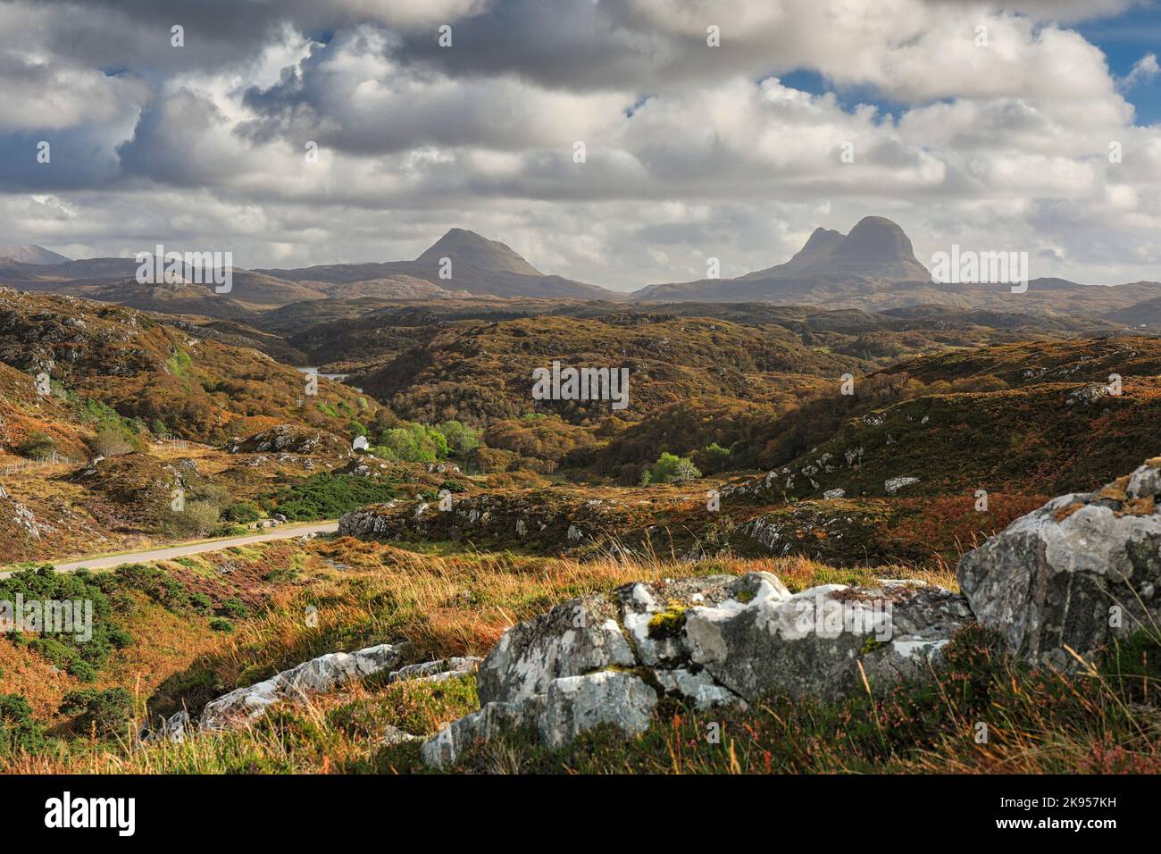 Assynt ist für seine Landschaft und seine bemerkenswerten Berge bekannt, die sich im Gebiet des nordwestlichen Sutherlands-Hochlandes Schottland befinden Stockfoto