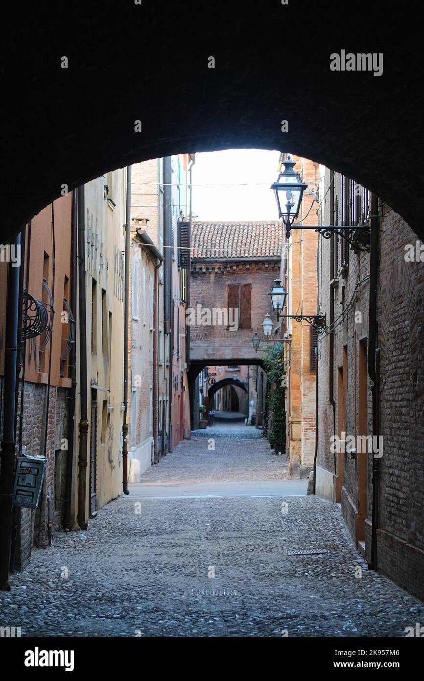 Die Via Capo delle Volte in Ferrara ist eine Straße mit mittelalterlichen Ursprüngen. Stockfoto