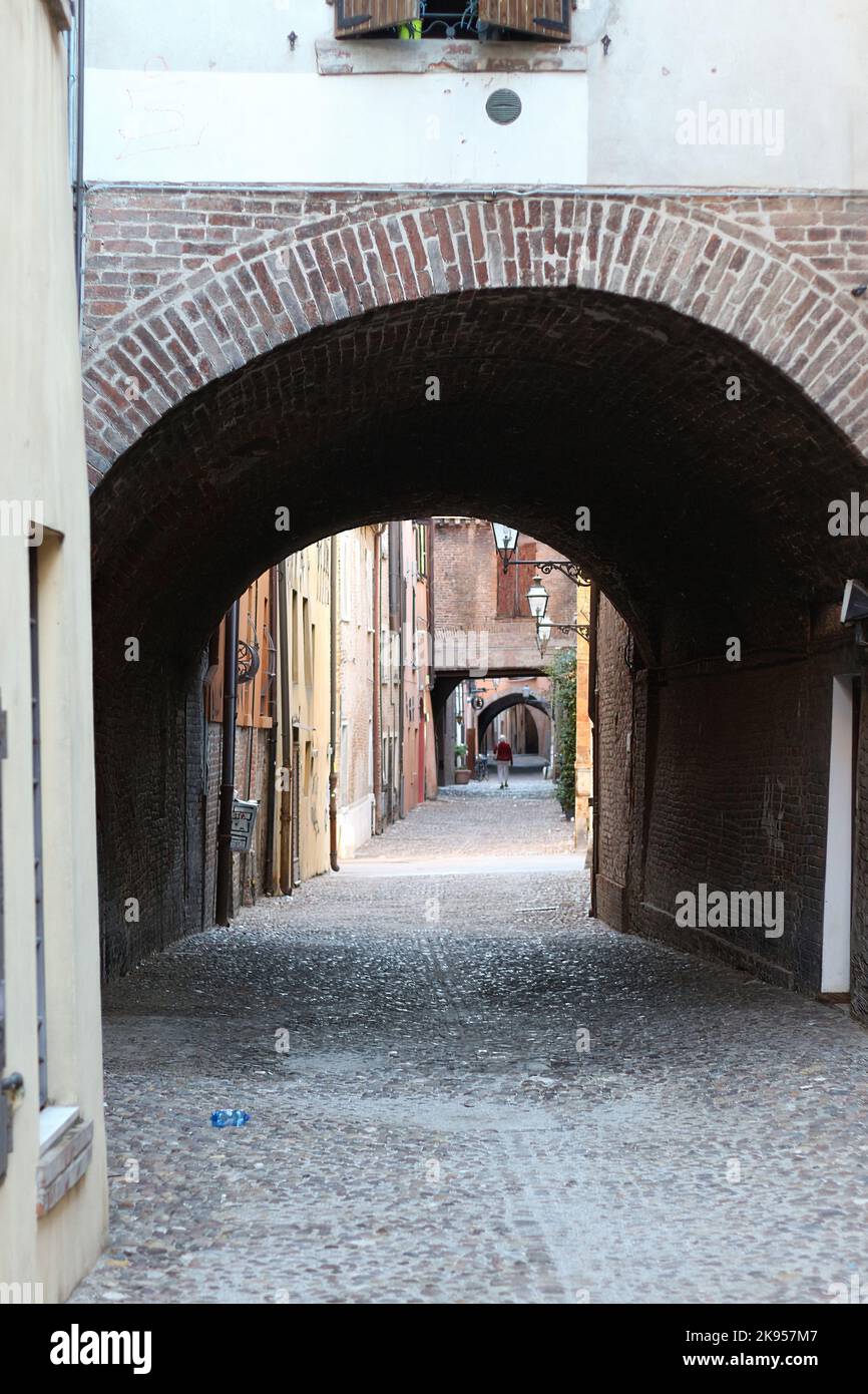 Die Via Capo delle Volte in Ferrara ist eine Straße mit mittelalterlichen Ursprüngen. Stockfoto