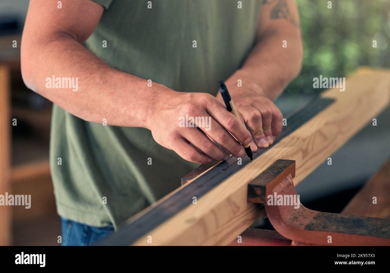 Mann Zimmermann, messen Holz für Bau-und Bauvorhaben für professionelle Hausrenovierung. Handwerker, Messen Holzbalken und Markierung Stockfoto