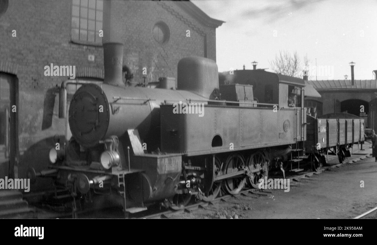 Der Staatsbahn, SJ N 1245 fehlt hier die Überhitzung, die die Lokomotive 1925 erhielt. Die Beleuchtung wurde 1918 mit derselben Laterne auf vereinfachte Disziplin umgestellt. Der eingeschaltete Schlitten ist ein i3 oder vielleicht schon IS.TT Stockfoto