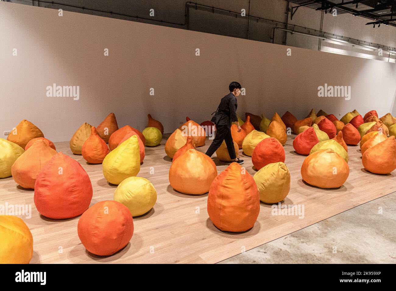 Ein Besucher nimmt an einem Kunstwerk des thailändischen Künstlers Pinaree Sanpitak Teil, das auf der Bangkok Art Biennale 2022 im Queen Sirikit National Convention Center in Bangkok zu sehen ist. Die Bangkok Art Biennale 2022 fand vom 22. Oktober 2022 bis 23. Februar 2023 unter dem Motto „Chaos: Calm' präsentiert Kunstwerke von renommierten 73 internationalen und lokalen Künstlern aus 35 Ländern an 12 Orten in der Stadt Bangkok und möchte die thailändische Hauptstadt als das Zentrum für zeitgenössische Kunst der Welt und das Top-Ziel für Kunstliebhaber bekannt machen. (Foto von Peerapon Boonyakiat/SOPA Images/Sipa USA) Stockfoto