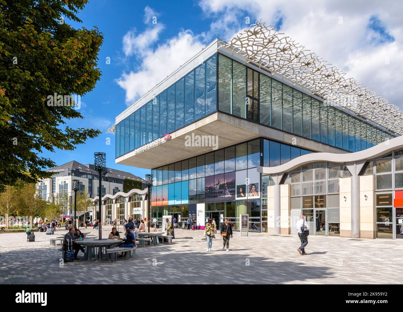 Südeingang des SNCF-Bahnhofs in Nantes, Frankreich, entworfen vom Architekten Rudy Ricciotti und 2020 fertiggestellt. Stockfoto