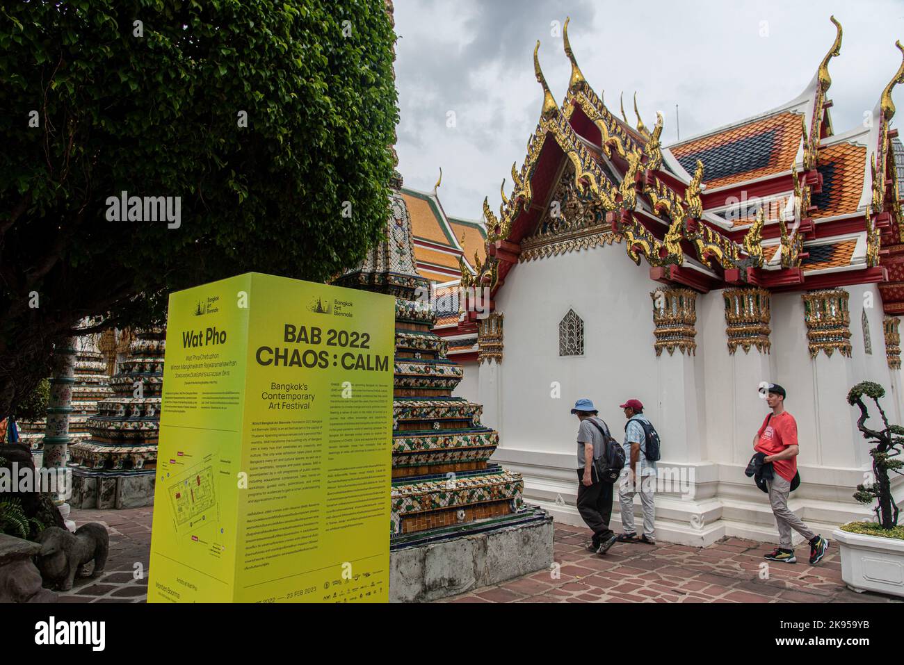 Bangkok, Thailand. 26. Oktober 2022. Schild der Bangkok Art Biennale zu sehen auf der Bangkok Art Biennale 2022 im Tempel Wat Pho in Bangkok. Die Bangkok Art Biennale 2022 fand vom 22. Oktober 2022 bis 23. Februar 2023 unter dem Motto „Chaos: Calm' präsentiert Kunstwerke von renommierten 73 internationalen und lokalen Künstlern aus 35 Ländern an 12 Orten in der Stadt Bangkok und möchte die thailändische Hauptstadt als das Zentrum für zeitgenössische Kunst der Welt und das Top-Ziel für Kunstliebhaber bekannt machen. (Foto von Peerapon Boonyakiat/SOPA Images/Sipa USA) Quelle: SIPA USA/Alamy Live News Stockfoto