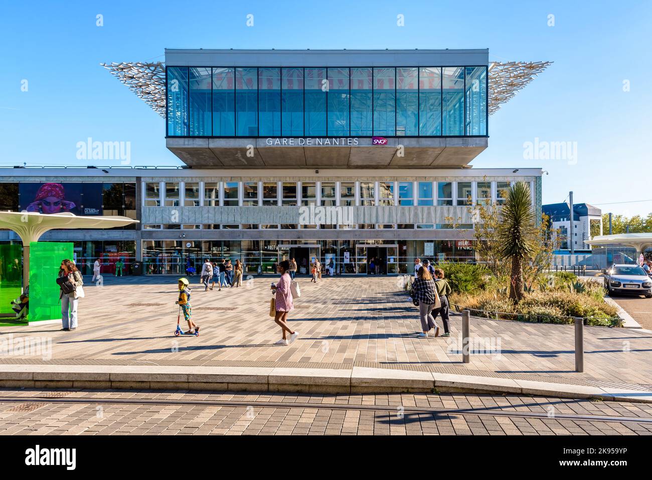 Vorderansicht des Nordeingangs des SNCF-Bahnhofs in Nantes, Frankreich, entworfen vom Architekten Rudy Ricciotti und fertiggestellt 2020. Stockfoto