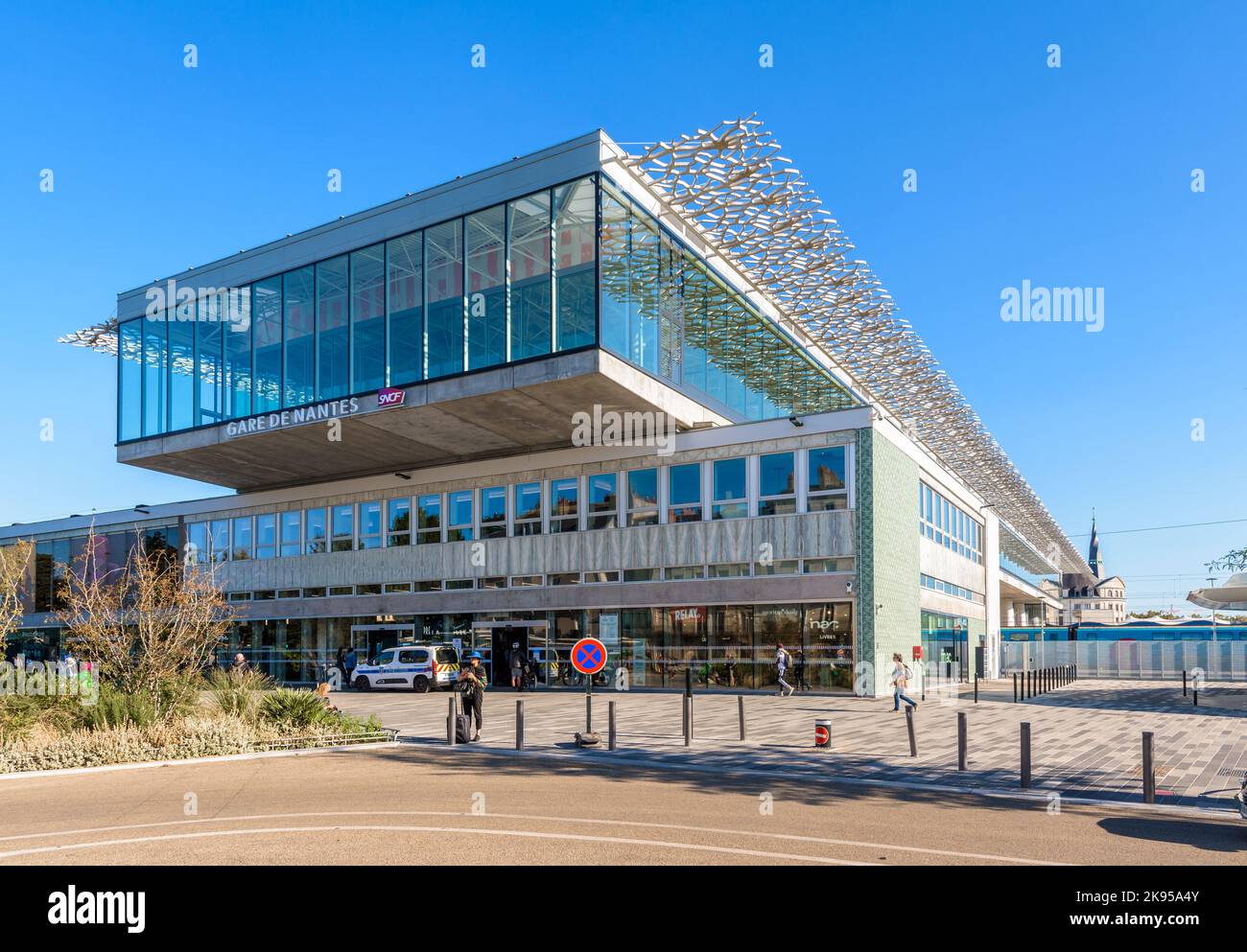 Nordeingang des SNCF-Bahnhofs in Nantes, Frankreich, entworfen vom Architekten Rudy Ricciotti und 2020 fertiggestellt. Stockfoto