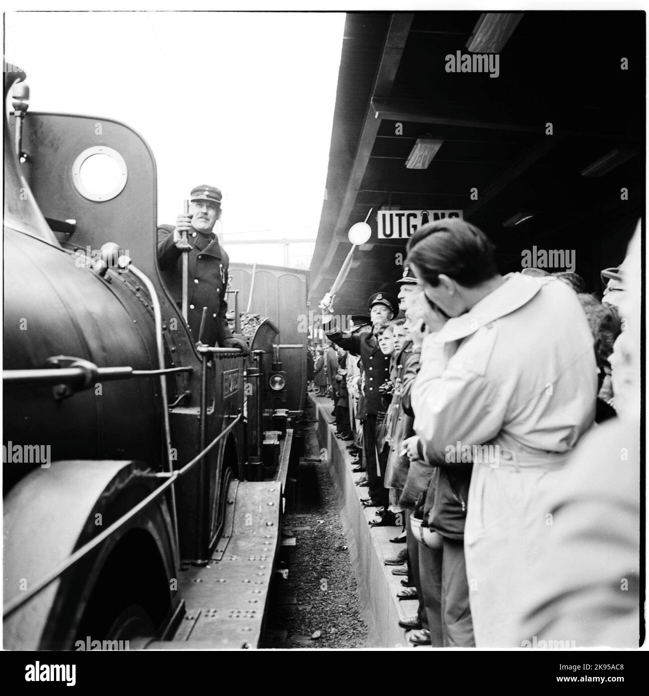 Historische Zugfahrt von Stockholm nach Göteborg zur Einweihung des Zuges 62. 2. Das Bild zeigt die LOK-Nummer 3 'Prince August', später die Staatsbahnen SJ BB 43. Generaldirektor, DG, Erik Upmark, gegenüber dem Lokführer auf der Plattform, mit dem Signalstab in der Hand . Stockfoto