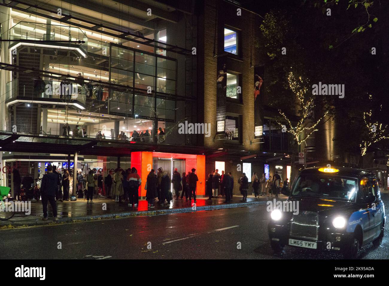 London, Großbritannien, 21. Oktober 2022: Sadlers Wells Theater für Tanz und Ballett in der Abenddämmerung mit Lichtern auf der nassen Straße und auf dem Bürgersteig. Anna Watson/ Stockfoto