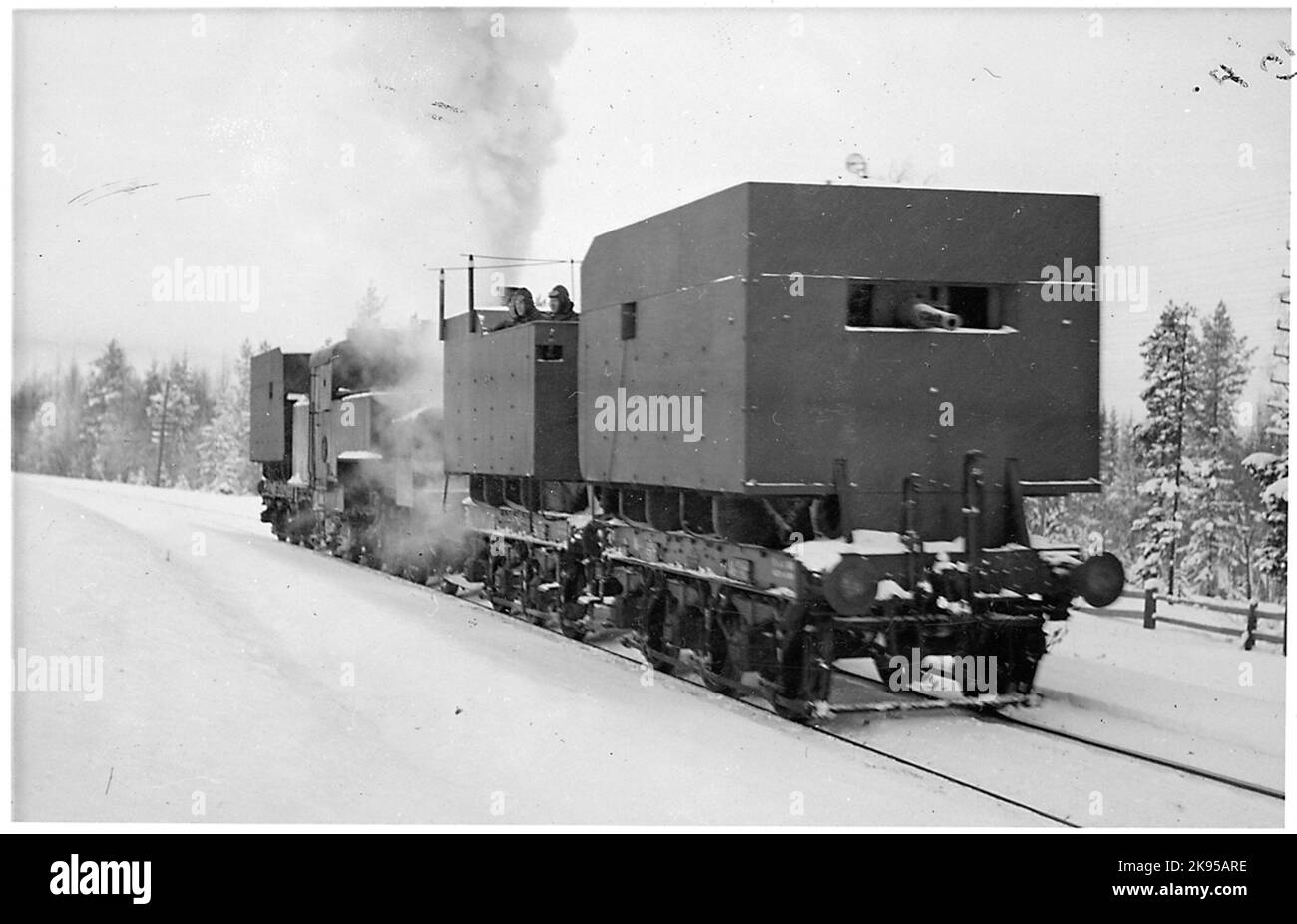 Panzerzug 2 Boden an der Landesgrenze. Die Staatsbahnen, SJ J J 1390 mit wiederaufgebauten Erzwagen SJ MAS 15817, SJ MAS 15837, SJ MAS 15858. Stockfoto