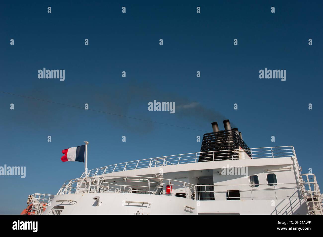 Fähre nach Frankreich, Trichter auf der Fähre über den Ärmelkanal, die Nordsee England nach Frankreich. Stockfoto