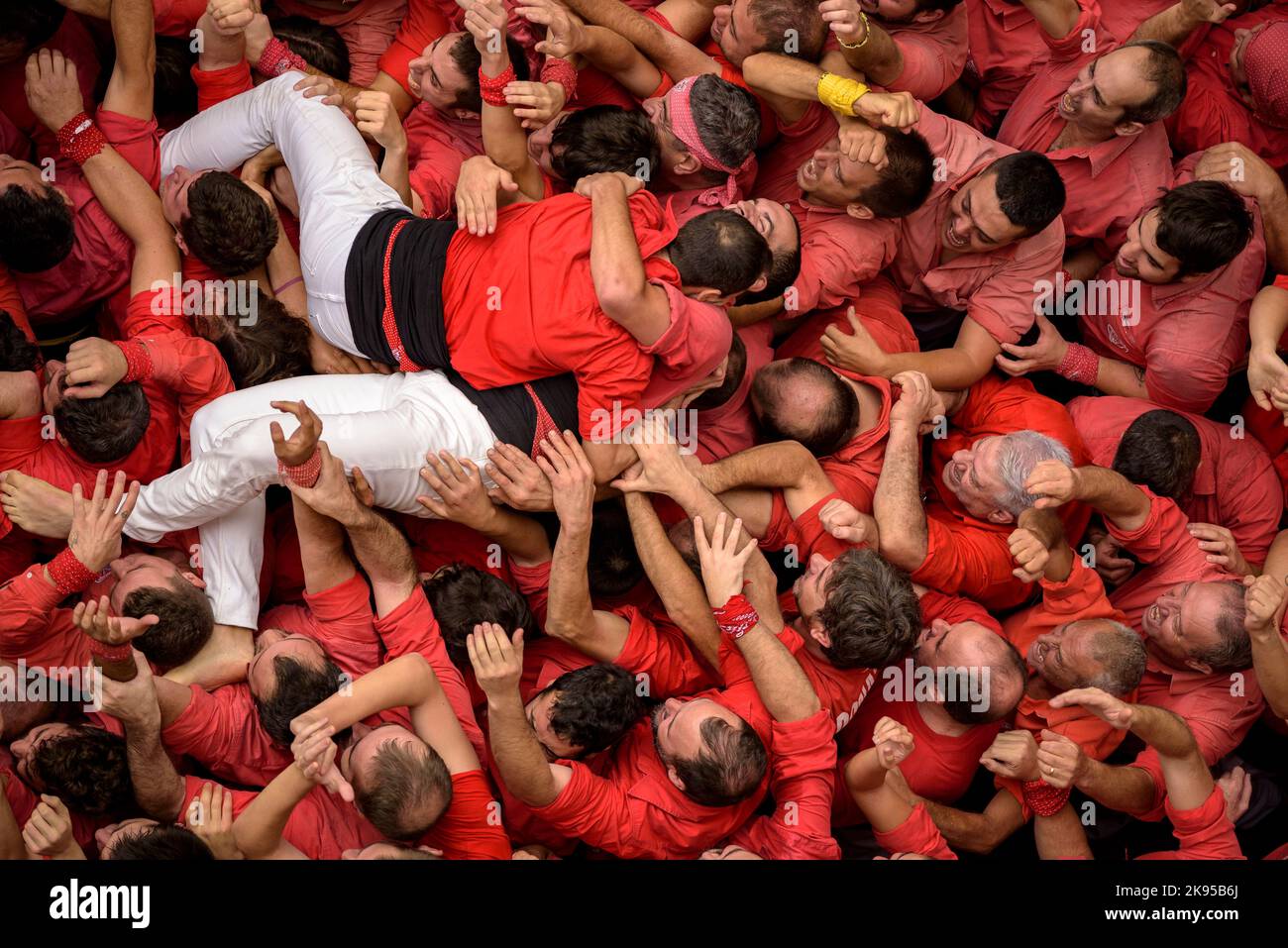 Die Einwohner von Colla Jove dels Xiquets de Valls feiern nach der