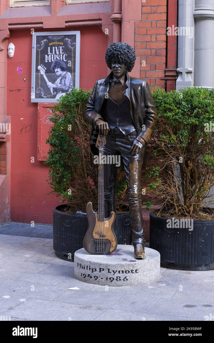 Irland Irland Irland Irland Dublin Harry Street lebensgroße Statue Bronze Philip Parris Lynott Phil 1949-1986 Rock Band Thin Lizzie Irischer Sänger und Songwriter Bassist Stockfoto