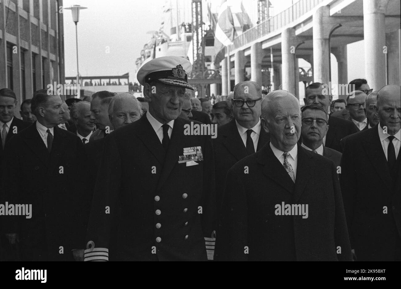 Einweihung der 'Bird Road Line' zwischen Rodbyhavn, Lolland, Dänemark und Puttgarden, Fehmarn, Deutschland. Die neue Fährlinie heißt auf der dänischen Fugleflugtslinie und auf der deutschen Vogelfluglinie "The Bird Road Line", da die Linie der Flugstrecke der Zugvögel folgt. Dänemarks König Frederik IX., auf der linken Seite Stockfoto