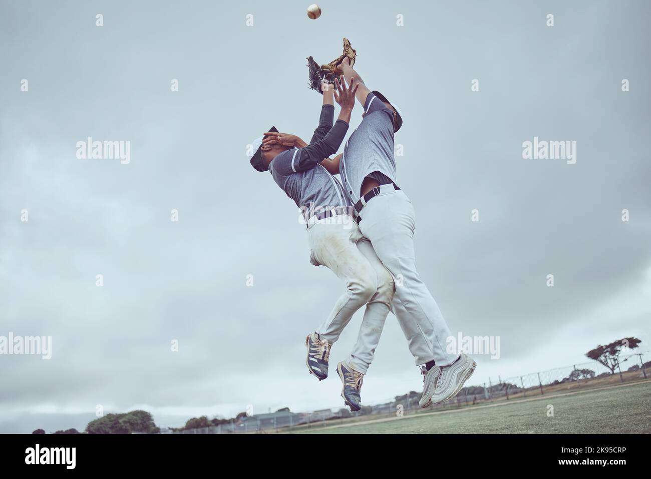 Sport, Action und ein Mann fangen Baseballspiele, springen in die Luft mit Ball im Baseballhandschuh. Energie, Sport und Fang, Baseballspieler auf dem Feld oder dem Spielfeld Stockfoto