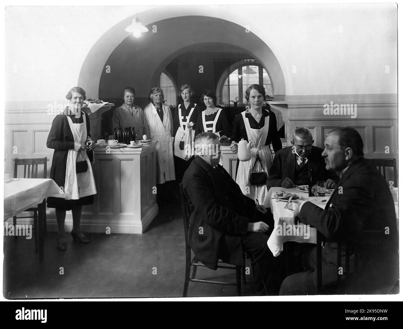 Restaurantpersonal im Bürogebäude am Bahnhof Tomteboda. Stockfoto