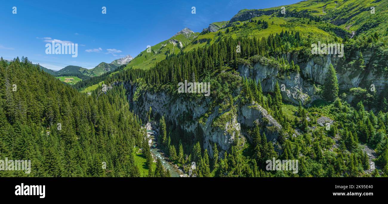 Der beeindruckende Lech Canyon zwischen Lech und Warth von oben Stockfoto