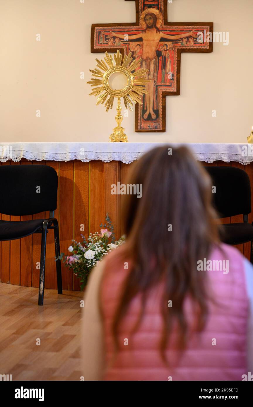 Eine junge Frau, die Jesus im Allerheiligsten Sakrament anbetet, während des Seminars „Gebet, Fasten und Schweigen“ in Medjugorje. Stockfoto