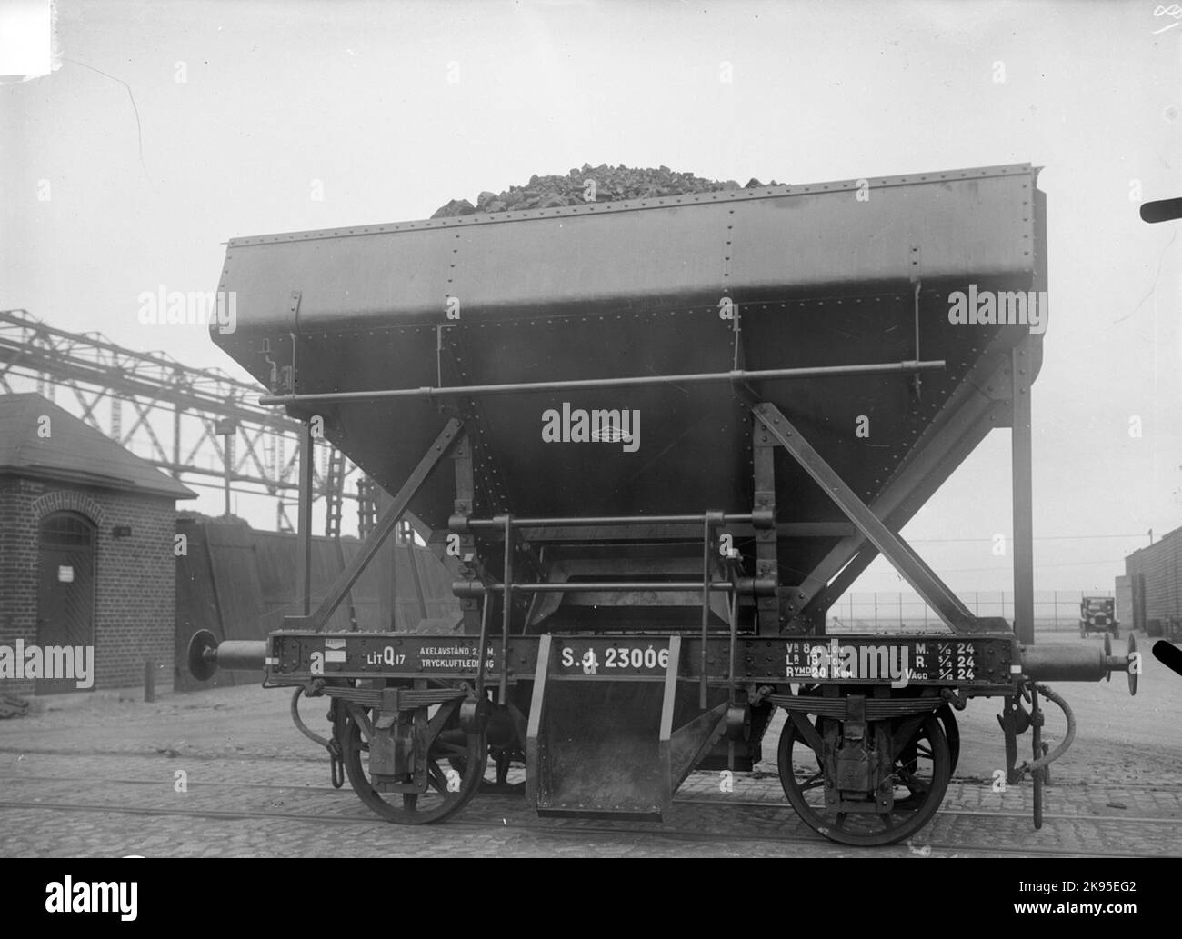 Selbstlockende Kohlewaggons die staatlichen Eisenbahnen, die Kohlewagen des SJ Q17 23006, hatten den Vorteil, dass zylindrische Lücken vorhanden waren, was eine einstellbare Entladung des Einsturzes bedeutete. Stockfoto