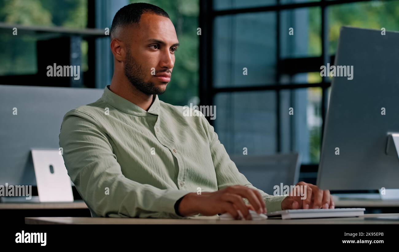 African American serious Business man Arbeitgeber Unternehmer Manager CEO Eingabe Tastatur Computer im Büro Arbeit mit net online Projekt schriftlich Stockfoto