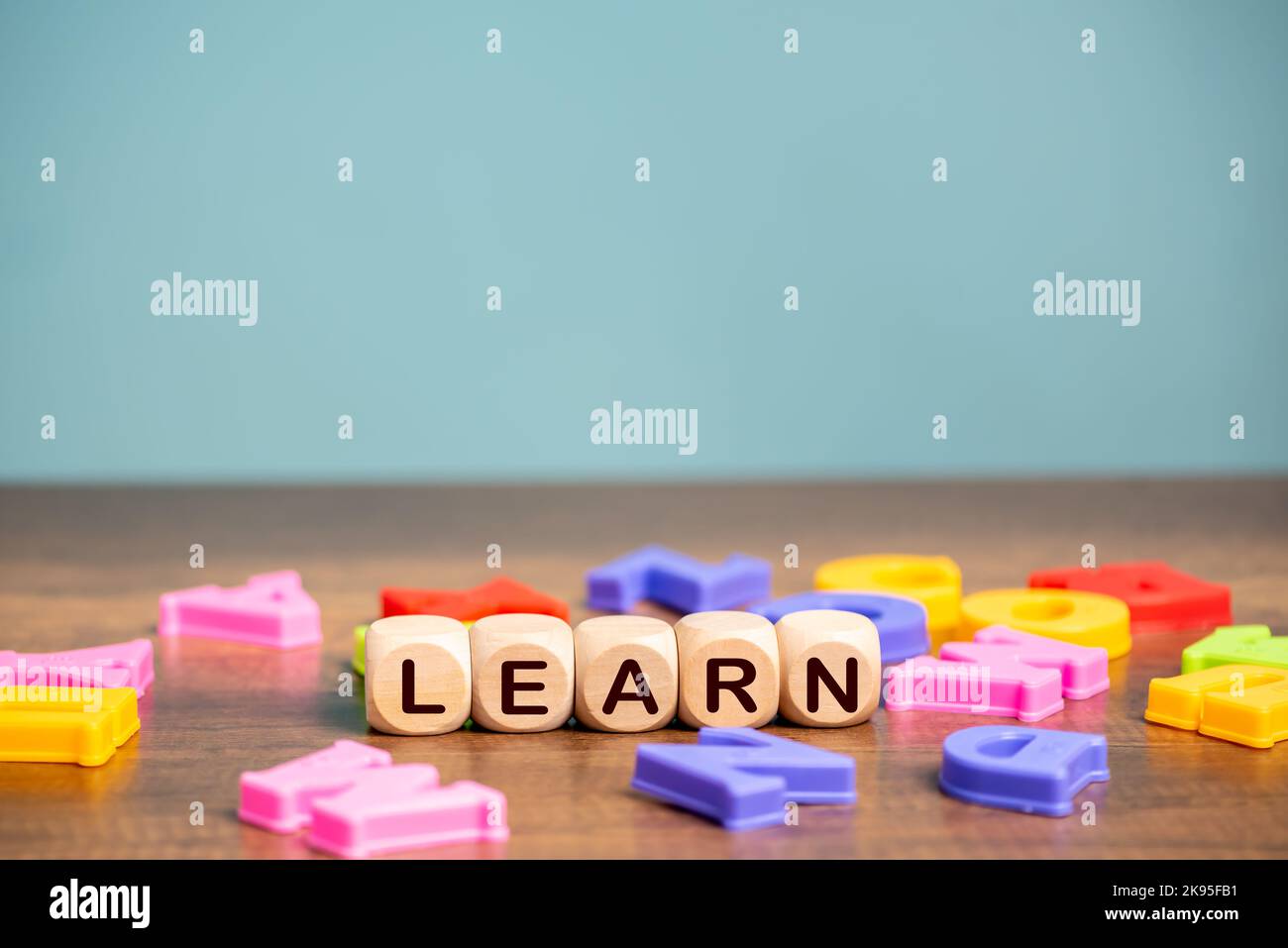 Lernen Sie Wortwürfel mit Englisch Alphabet Hintergrund, Englisch Sprache Lernkonzept. Stockfoto