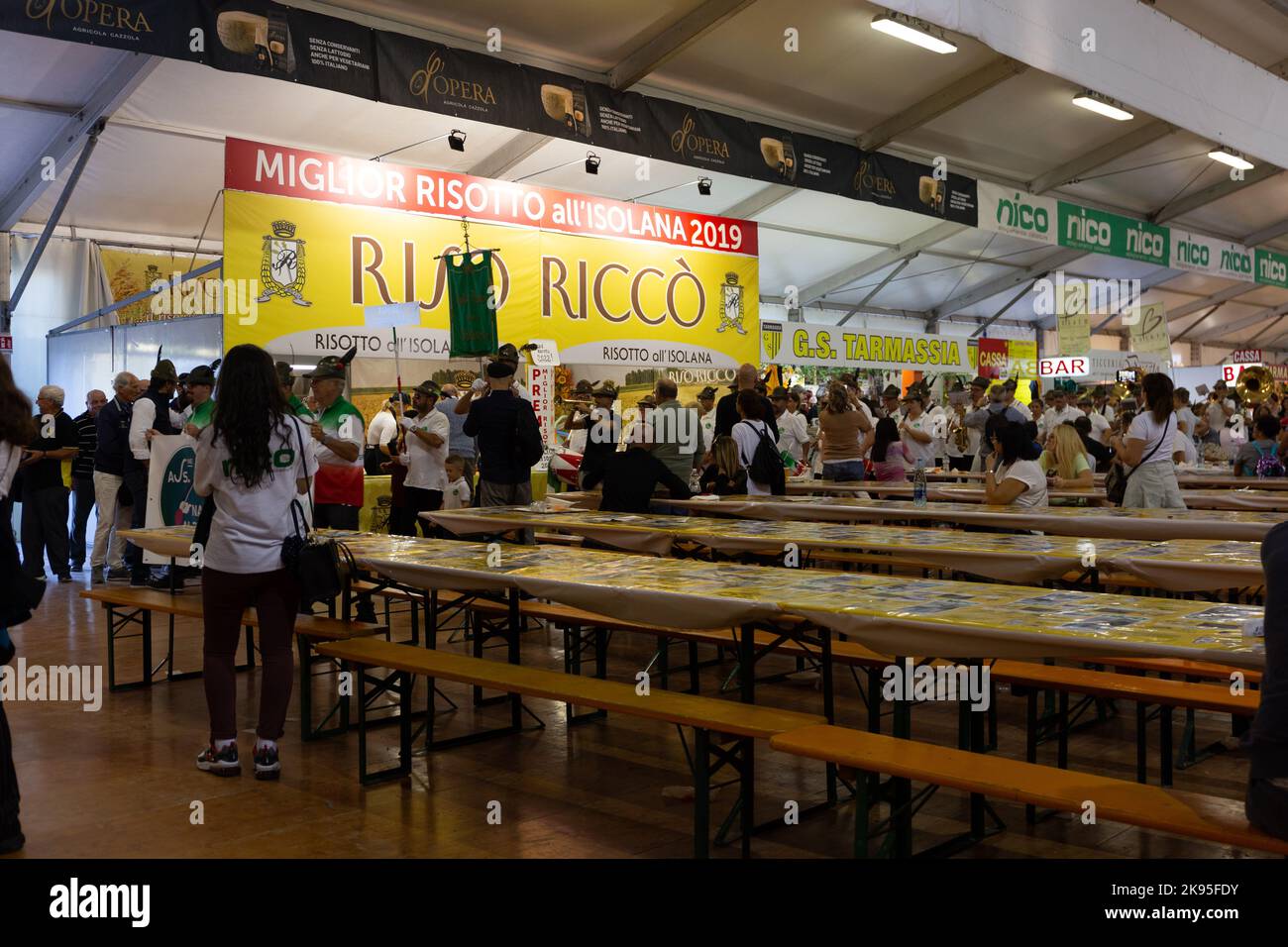 VERONA, ITALIEN, SEPTEMBER, 2022: Reismesse der Isola della Scala, Eine Fanfare auf dem Messestand Stockfoto