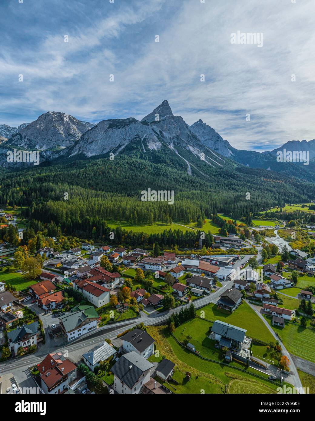 Luftaufnahme zur Tiroler Zugspitz Arena rund um Ehrwald und Lermoos in Österreich Stockfoto