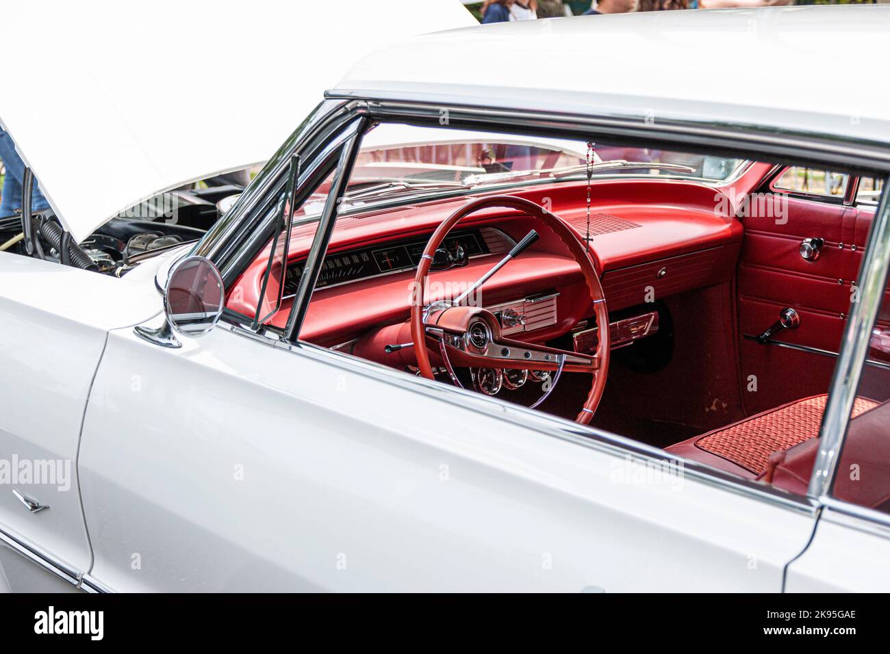 Babylon, New York, USA - 1. Juni 2019: Blick durch das Fahrerfenster auf das rote Interieur eines klassischen chevy Impala bei einer Automobilausstellung. Stockfoto