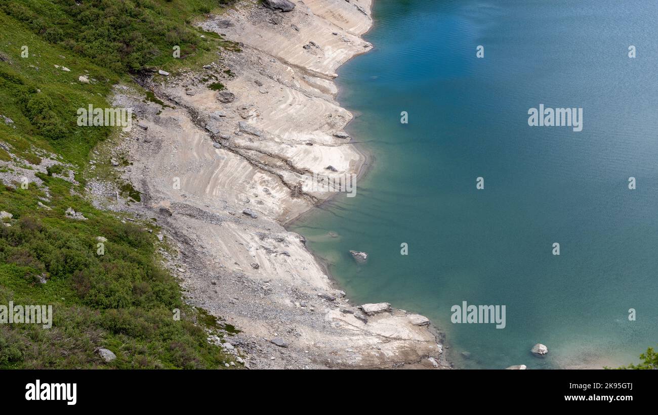 Eine Luftaufnahme der Küste des Aussois-Sees in Frankreich an einem sonnigen Tag Stockfoto