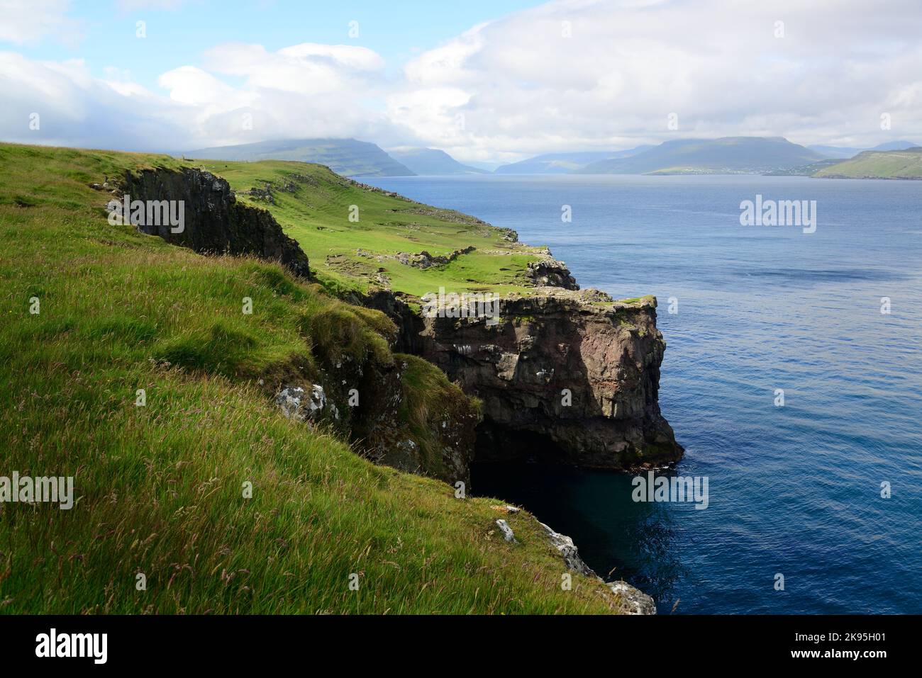 Ein Blick auf die Nolsoy auf den Färöer Inseln an einem sonnigen Tag Stockfoto