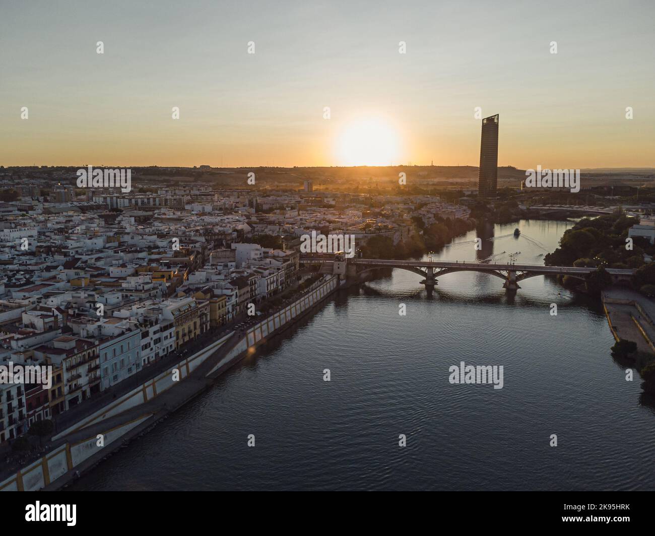 Die Puente de Isabel II Brücke über den Fluss in Sevilla, Spanien, Andalusien bei Sonnenuntergang Stockfoto