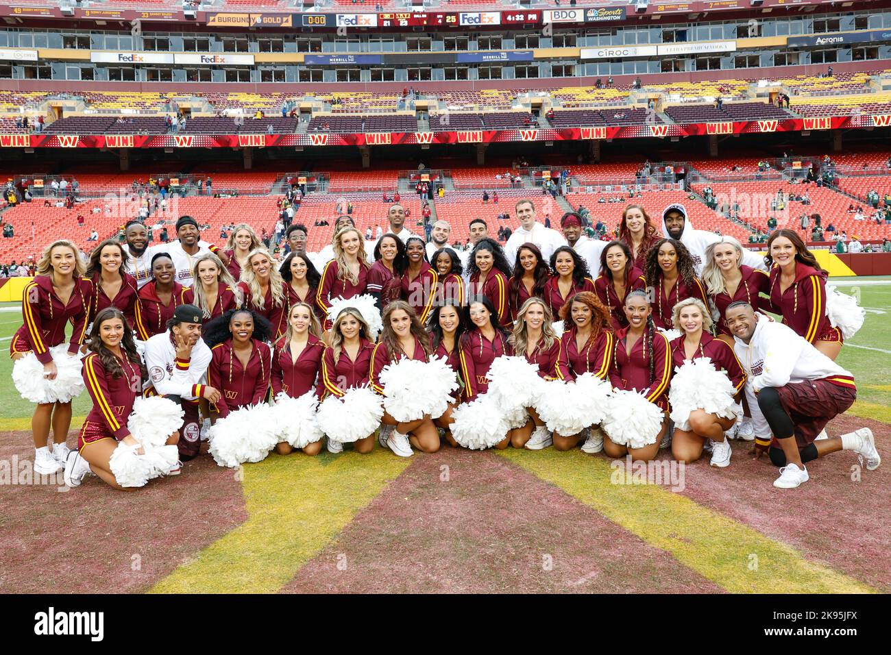 Sonntag, 23. Oktober 2022; Landover, MD, USA; die Cheerleader der Washingtoner Kommandeure posieren für ein Gruppenfoto während eines NFL-Spiels gegen den Green Bay P Stockfoto