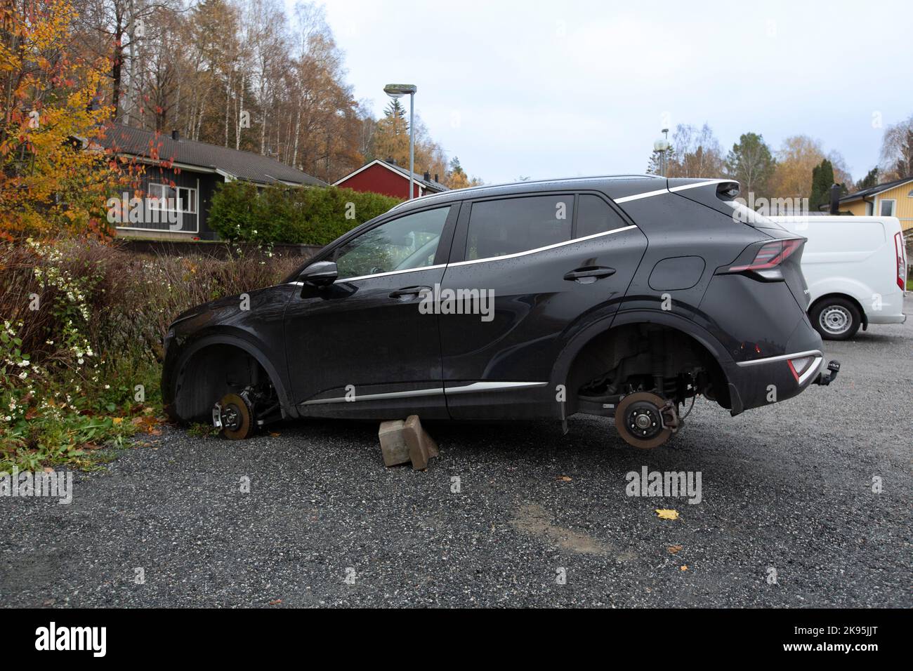 Ein Auto wurde auf allen Rädern gestohlen. Stockfoto