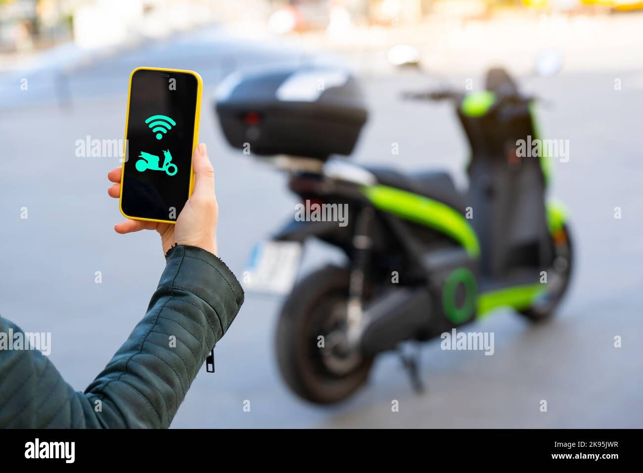 Ein Elektromotorrad mit dem Smartphone verbinden Stockfoto