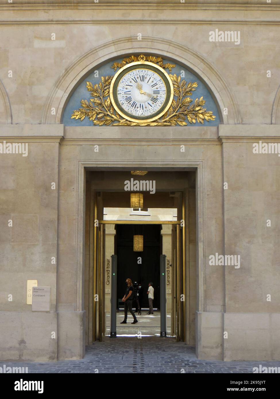 Hôtel de la Marine, Place de la Concorde, Paris Cour d'Estienne d'Orves, Eingang zum Ostpavillon, Richtung Cour de l'Intendant Paris, 14. Juni 2021 Stockfoto