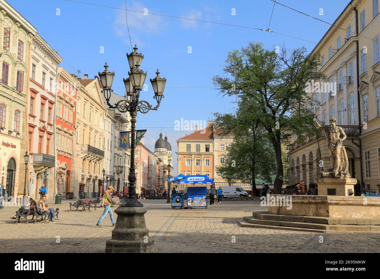 Der Rynok Squire in Lviv Stadt, Ukraine an einem sonnigen Tag Stockfoto