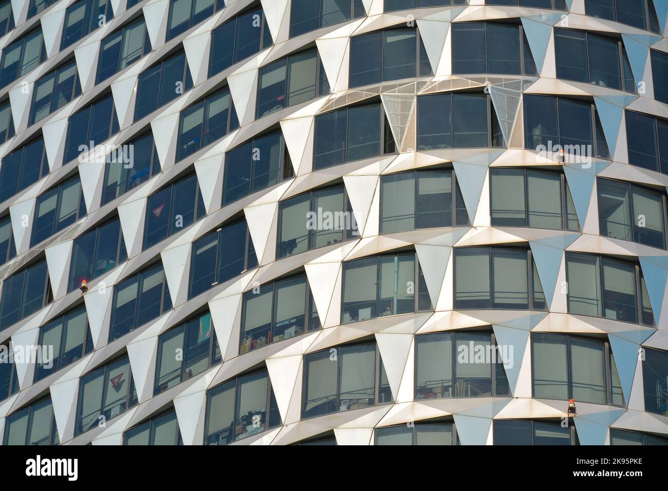 Abstraktes Bild, Ausschnitt eines modernen Wolkenkratzers in Shanghai, China. Mit Mustern und Kontrasten sieht es fast monochromatisch aus. Stockfoto