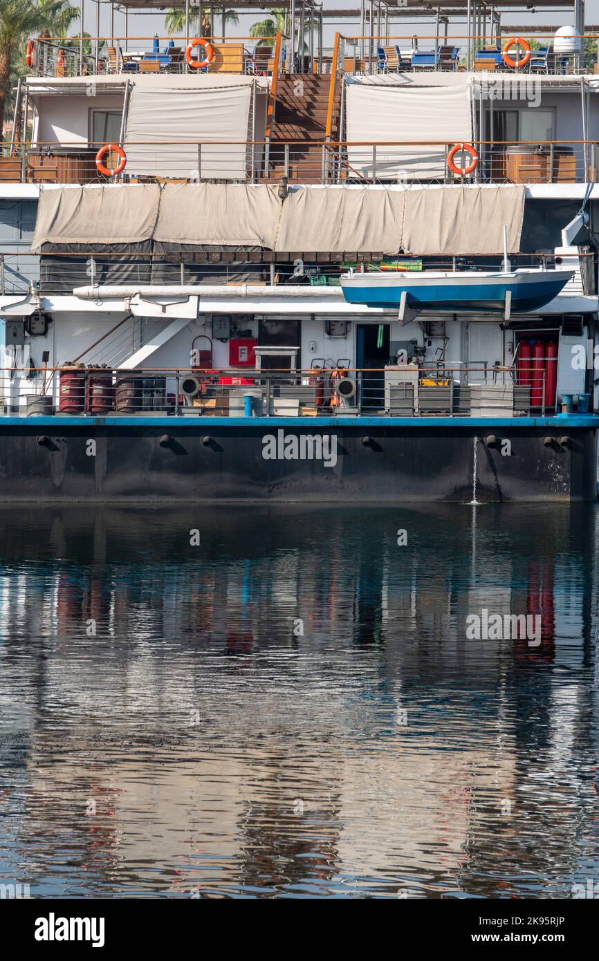 Ein Detail eines Nilkreuzfahrtschiffes vom hinteren Ende vertäut und im Wasser reflektiert Stockfoto