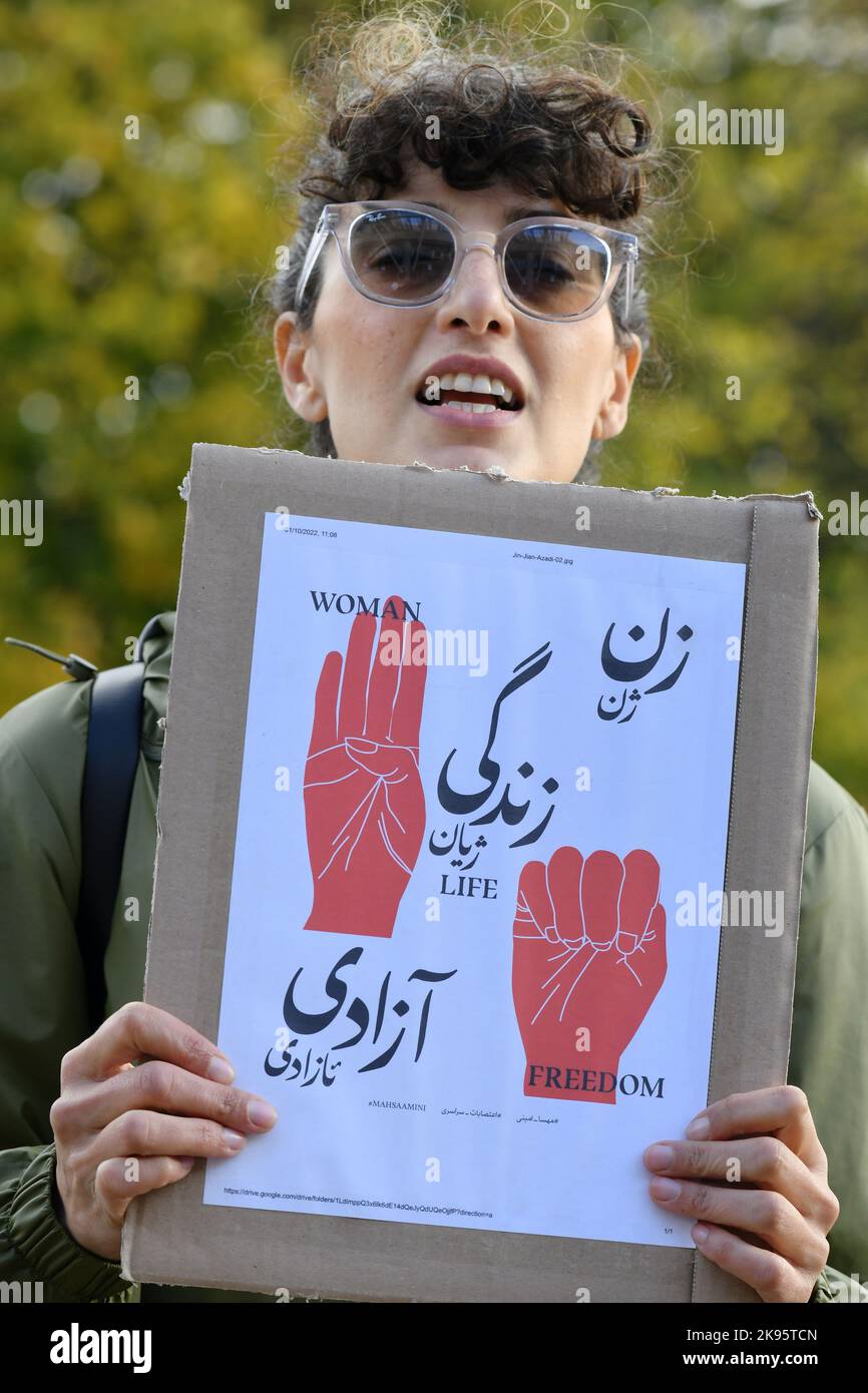 Edinburgh Schottland, Großbritannien 26. Oktober 2022. Demonstranten versammeln sich vor dem schottischen Parlament, um den 40.. Tag des Todes von Mahsa Amini in Gewahrsam der iranischen Hijab-Polizei zu markieren Stockfoto