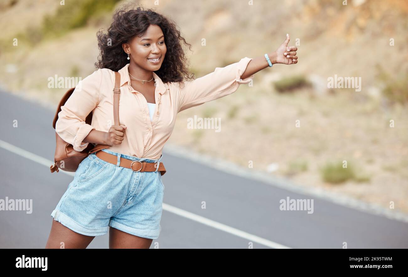 Schwarze Frau, Reise und Daumen nach oben auf der Straße für Lift in der Natur für Hilfe, Hilfe oder Reise in die Natur. Afroamerikanische weibliche Reisende oder Stockfoto