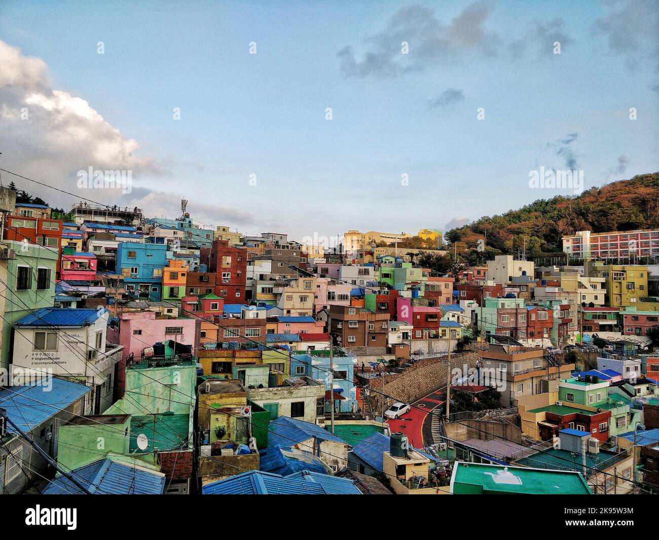 Ein Stadtbild des farbenfrohen traditionellen Gamcheon Culture Village, Busan in Busan, Südkorea Stockfoto