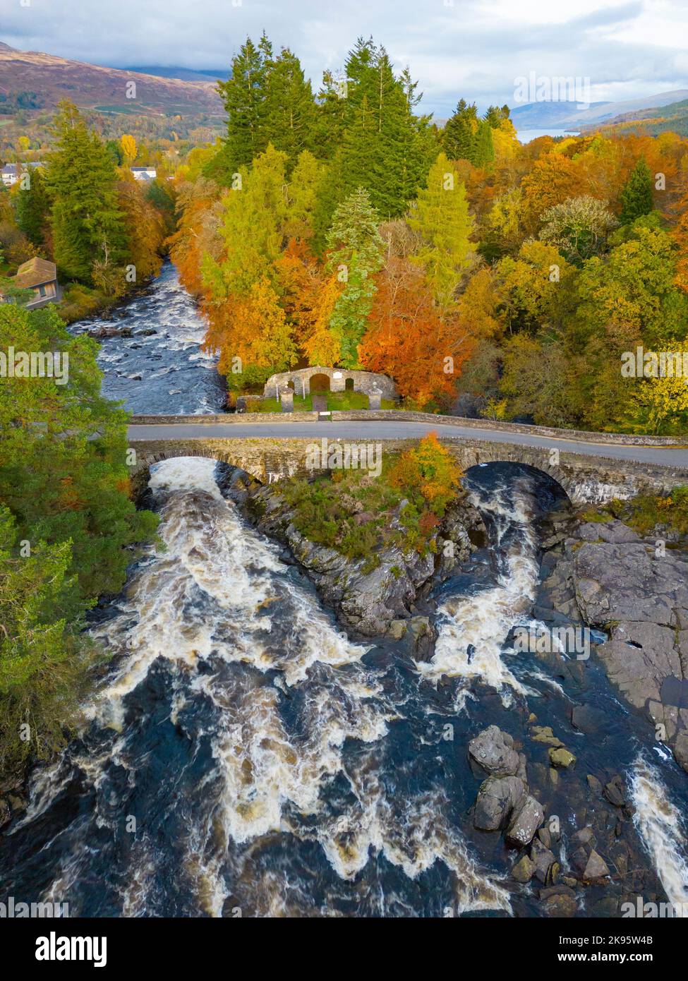 Luftaufnahme der Herbstfarben bei den Wasserfällen von Dochart am Fluss Tay in Killin, Perthshire, Schottland, Großbritannien Stockfoto