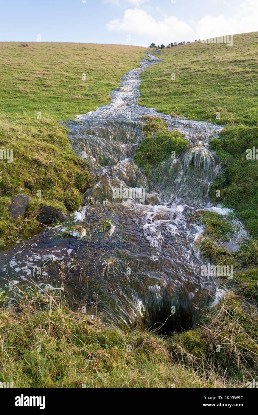 Oberflächenabfluss (auch bekannt als Überlandfluss) von einem Hügel, nachdem der Boden nach starken Regenfällen gesättigt wurde - Schottland, Großbritannien Stockfoto
