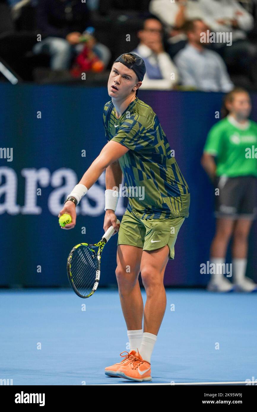 Basel, Schweiz. 26. Oktober 2022. Basel, Schweiz, Oktober 26. 2022: Holger Rune bedient den Ball beim Tennisturnier Swiss Indoors ATP 500 zwischen Alex De Minaur (AUS) und Holger Rune (DEN) im St. Jakobs-Park in Basel, Schweiz. (Daniela Porcelli /SPP) Quelle: SPP Sport Press Foto. /Alamy Live News Stockfoto