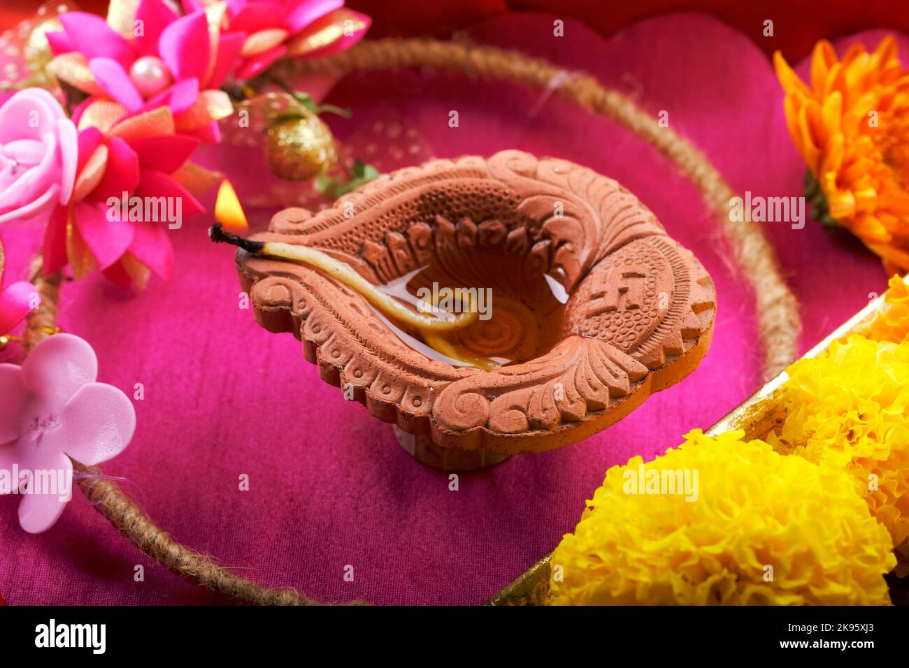 Happy Diwali, Clay Diya Lampen während Diwali, Hindu Festival der Lichter beleuchtet. Bunte traditionelle Öllampe Diya, Blumendekoration. Stockfoto