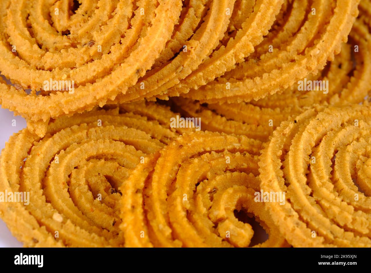 Traditionelle indische Diwali Snacks Chakali, Murukku, Indische traditionelle Tea Time Snack Chakli, Muruku, Murkoo, Chakri, die während Diwali zubereitet wird. Stockfoto